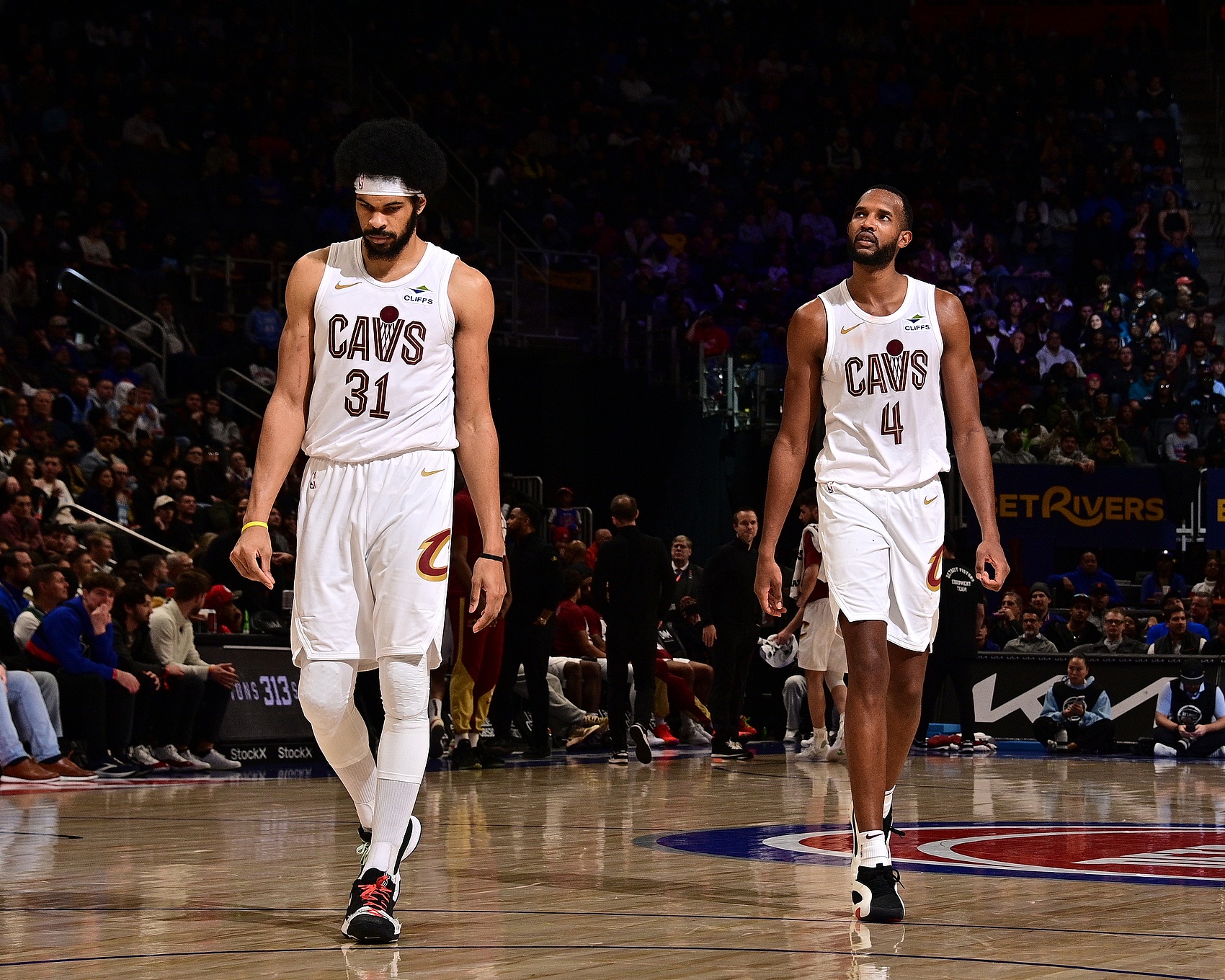 亚博-轮番轰炸！贾勒特·阿伦单臂空接 随后莫布里突破暴扣打停黄蜂